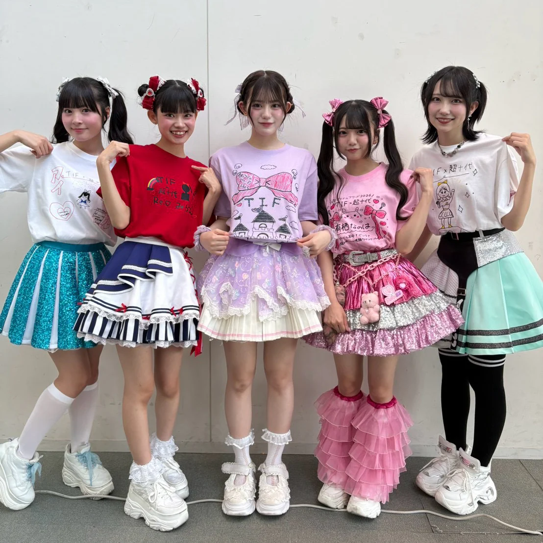 超アイドルアワード2026で3TLAB制作のTシャツを着用する5名