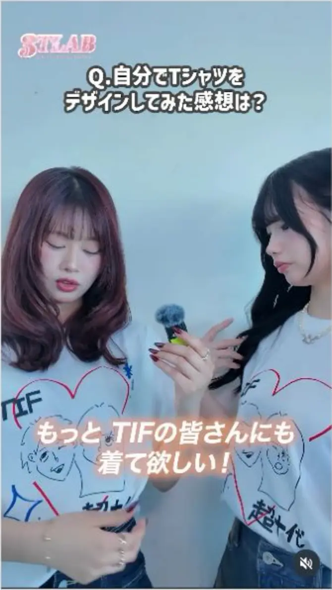 TIF2026でイラスト入りの3TLAB提供衣装を着用したアイドルへのインタビュー動画
